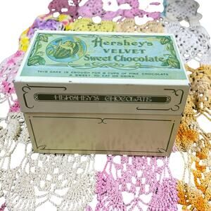 Vtg metal Hershey Chocolate Recipe Storage Box- Hersheys - pale yellow green
